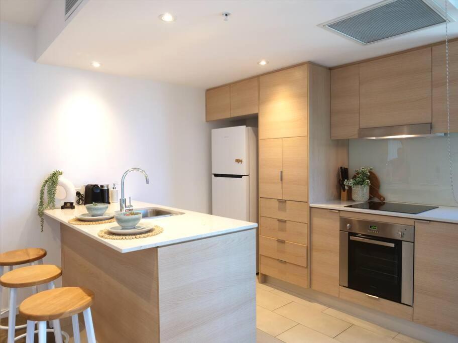 Broadbeach Stunner Modern And Central Gold Coast Extérieur photo