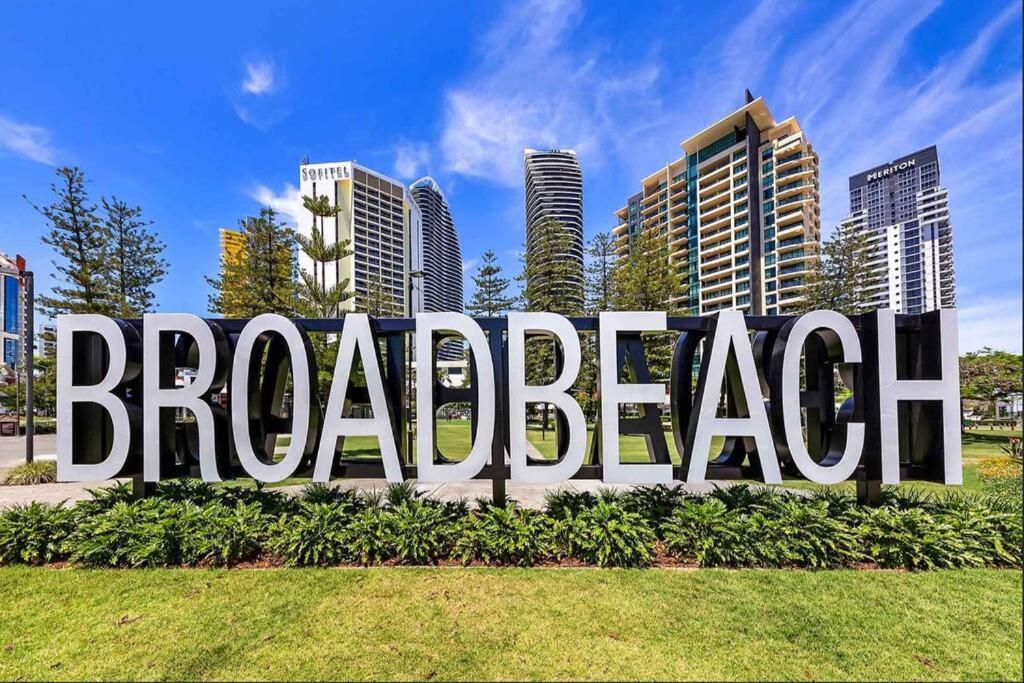 Broadbeach Stunner Modern And Central Gold Coast Extérieur photo